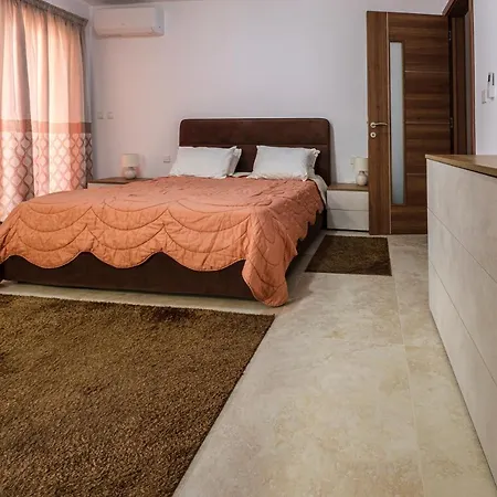 Apartment Modern 3 Bedroom In *