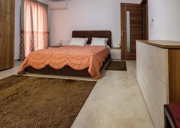 Apartment Modern 3 Bedroom In *