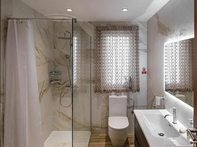 Modern 3 Bedroom In Apartment *